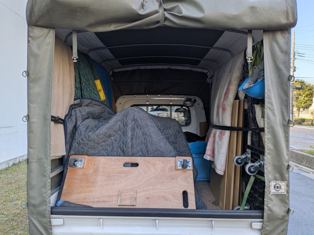 キルティングパットで養生した家具を赤帽車に積載した老人ホーム引越しの積み込み例