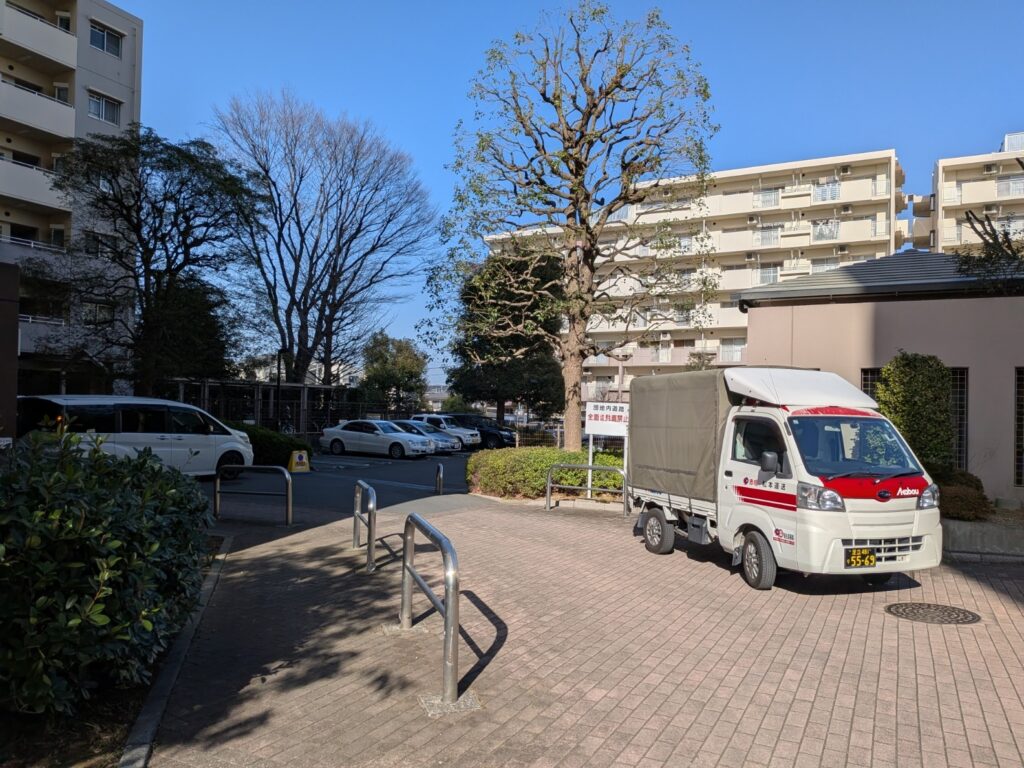 富士見市のマンションへ老人ホーム退去後の荷物を搬入した様子