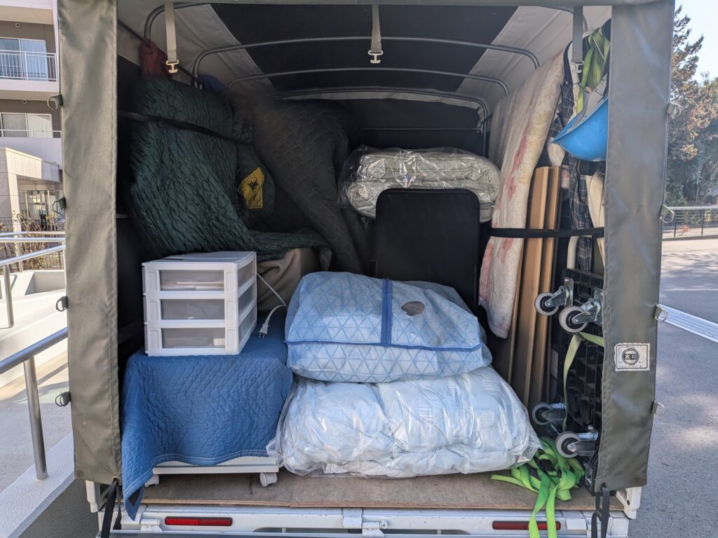 老人ホーム退去に伴う家具や生活用品を養生して積み込んだ様子