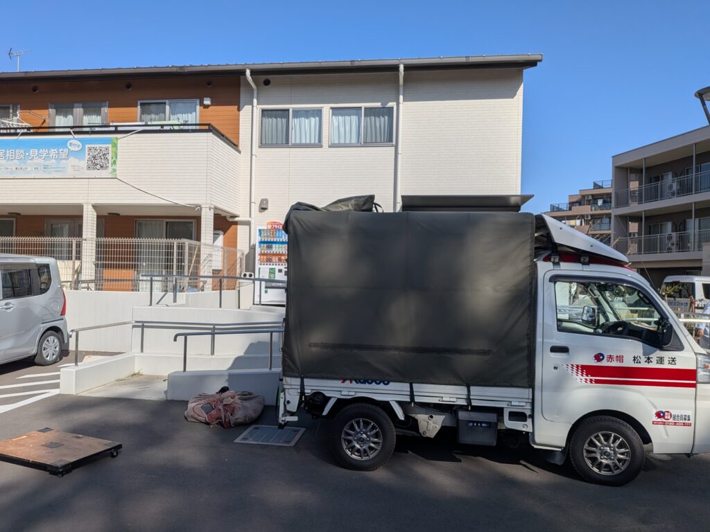 富士見市のグループホーム前で荷物を積み込んだ赤帽松本運送のトラック