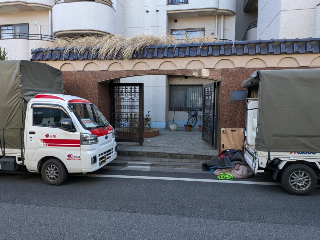 板橋区マンション前で大型家具・家電の引越し作業を行う赤帽松本運送のトラック