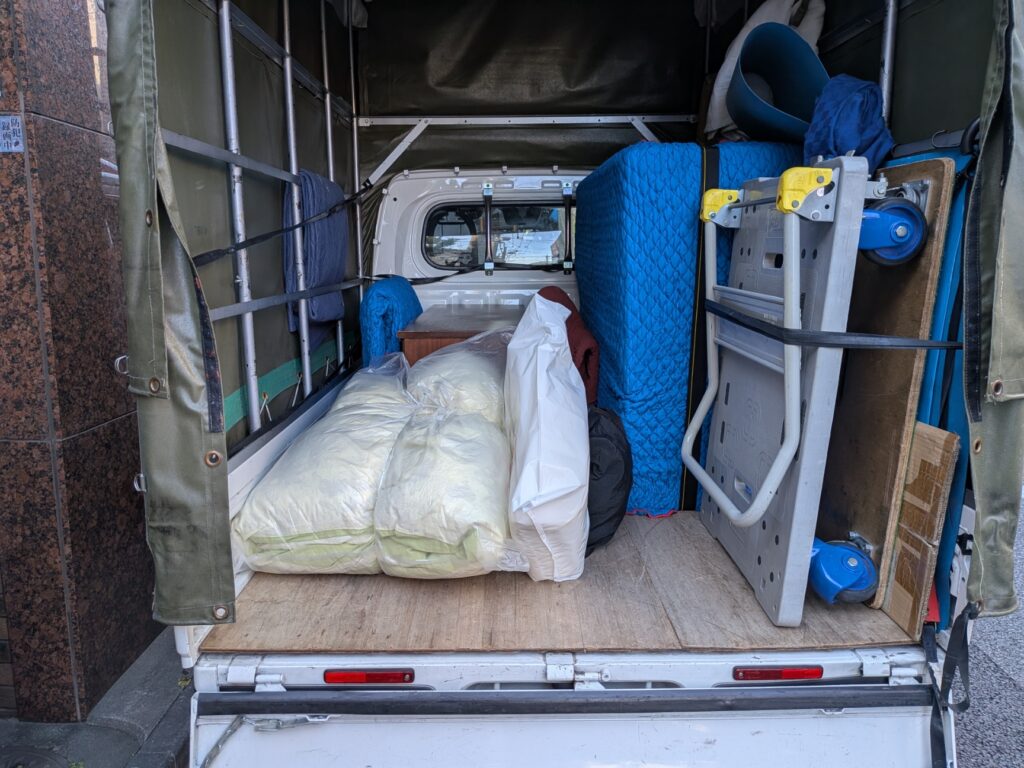 テレビや箪笥を積み込んだ赤帽2号車の車内積載例