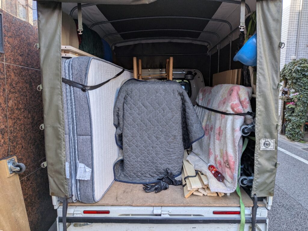 洗濯機やベッドを積み込んだ赤帽1号車の車内積載例