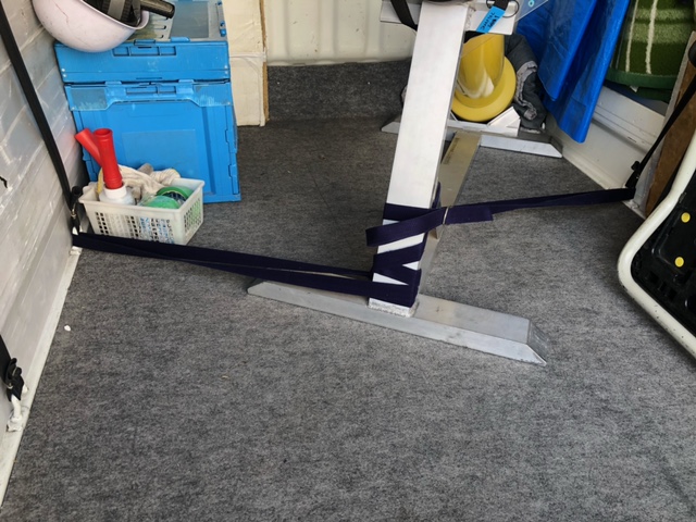 実験用機器の脚部をベルトで固定し、走行中の揺れに配慮した積載