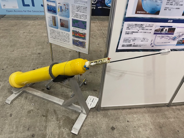 研究機関の展示会で使用されていた実験用機器の設置状態