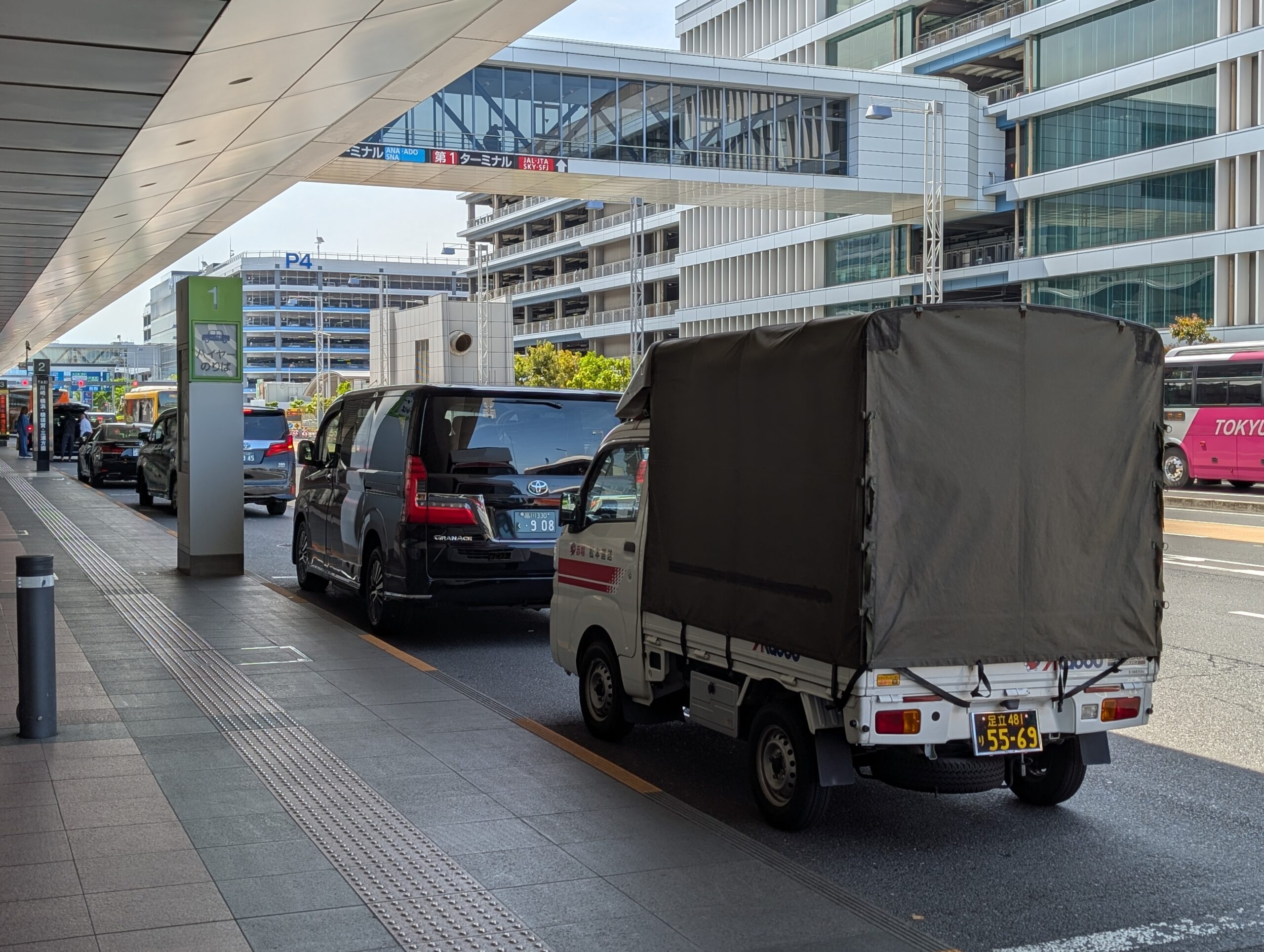 羽田空港で積み込み中の赤帽車両