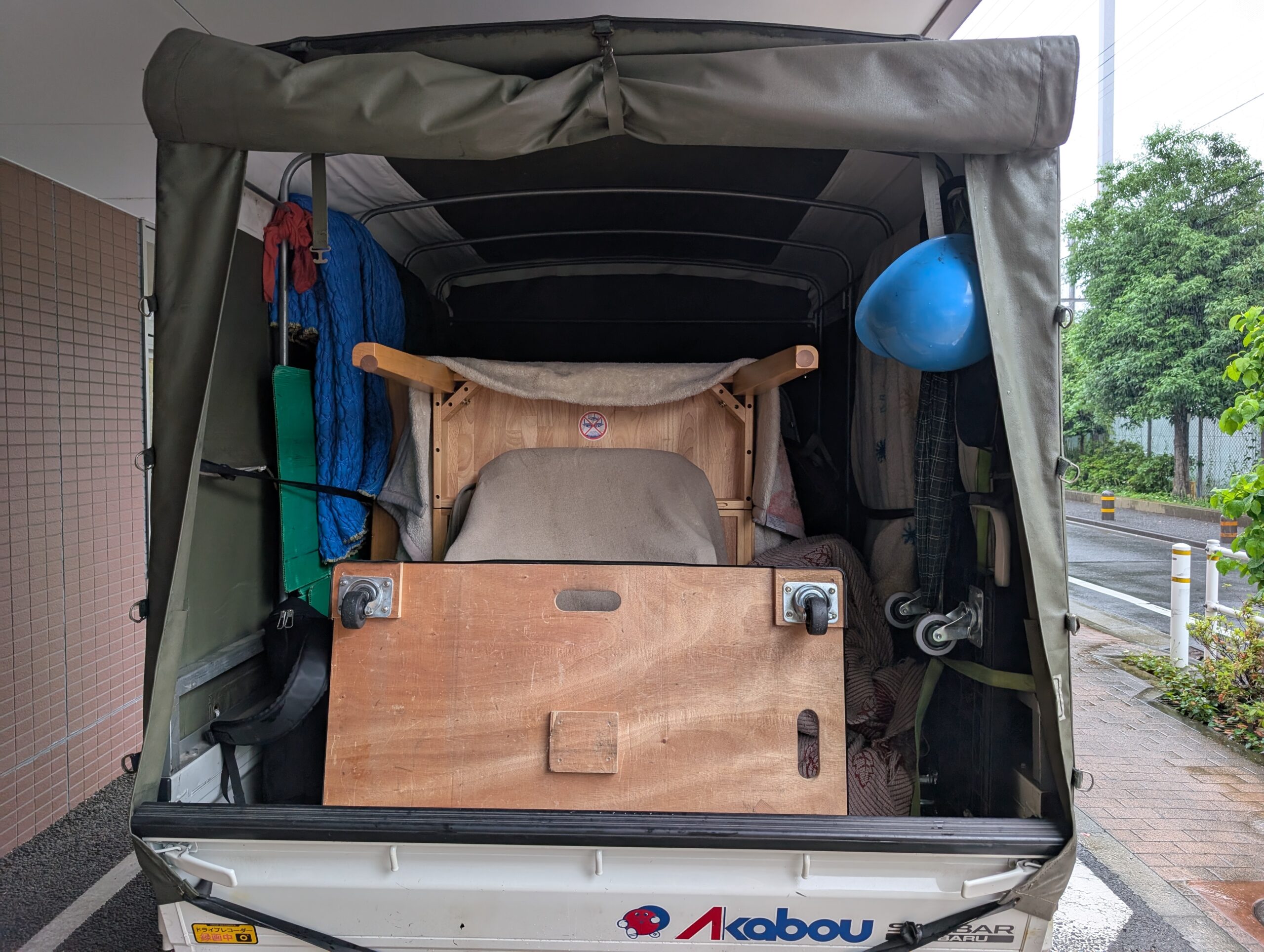 家具などを積んだ軽トラックの荷台
