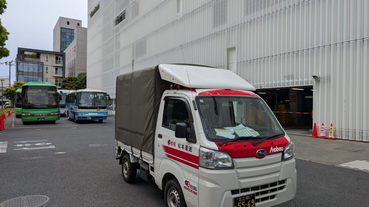 墨田総合体育館駐車場内の赤帽松本運送トラック