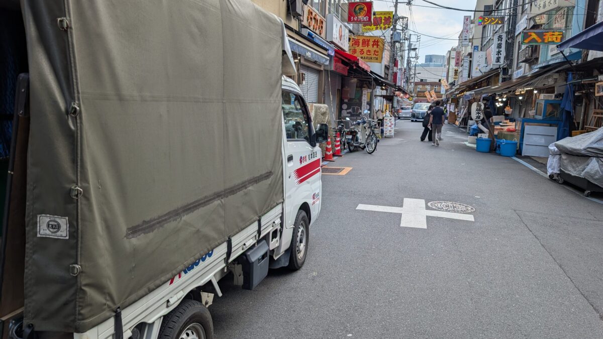 築地場外内の赤帽松本運送トラック