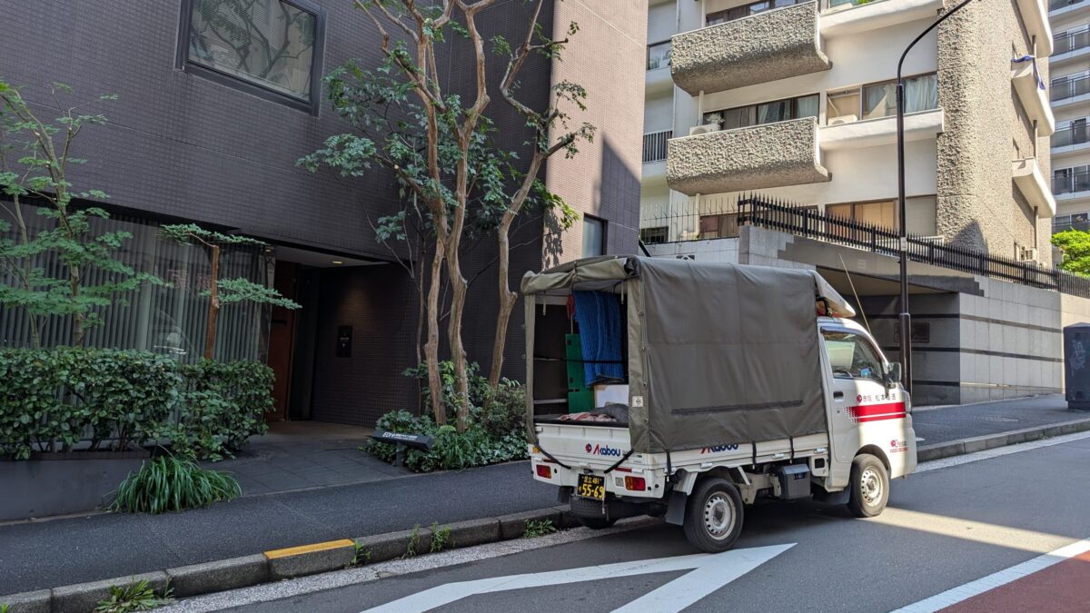 港区の設計事務所と赤帽松本運送トラック