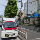 港区内の生コン会社前の赤帽松本運送トラック