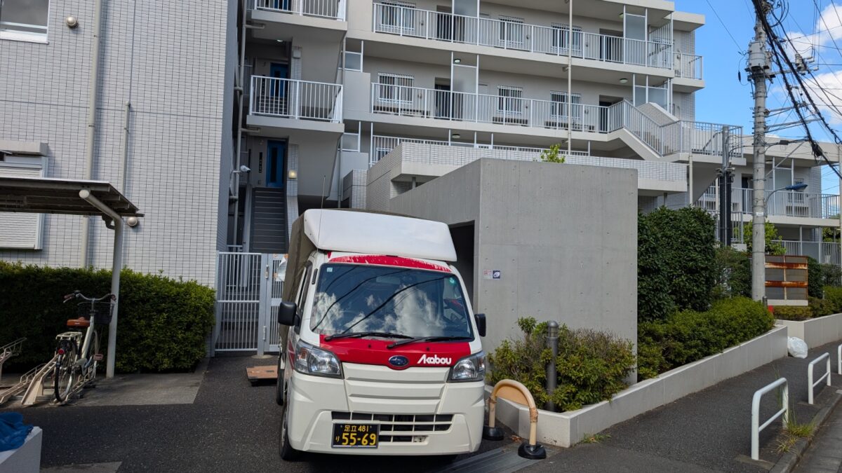 北区のマンション前に停車中の赤帽松本運送の軽トラック