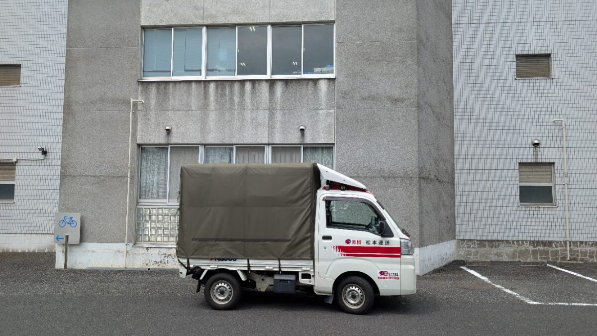 校舎前に停車する赤帽車