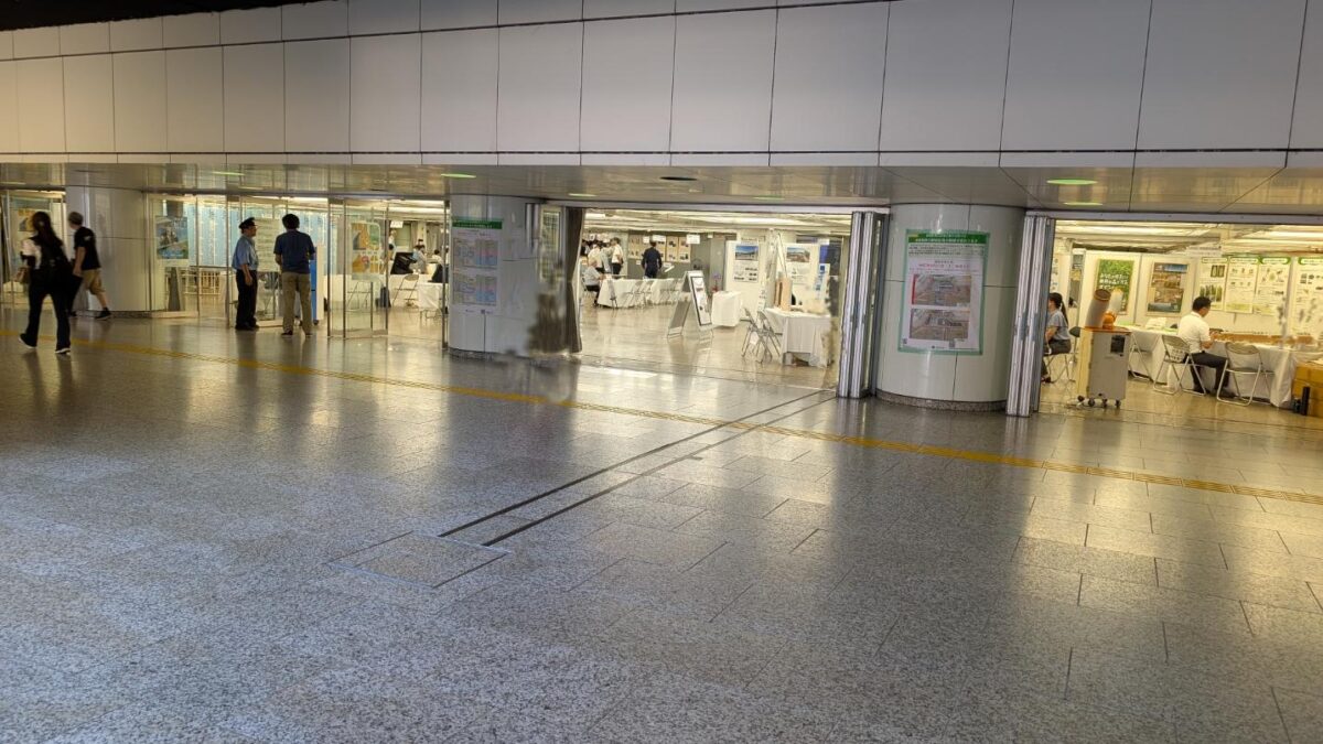 新宿駅西口広場イベントコーナーの全景