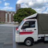 京都市内の大学講堂前に停車する赤帽松本運送の車両の様子