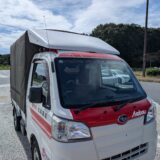 東北道のサービスエリアに停車する赤帽松本運送トラック