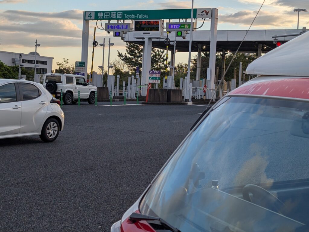豊田藤岡料金所前を通過する赤帽車