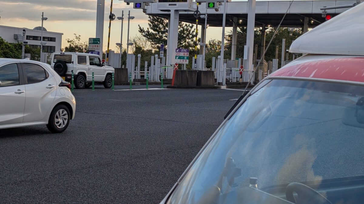 豊田藤岡料金所前を通過する赤帽車