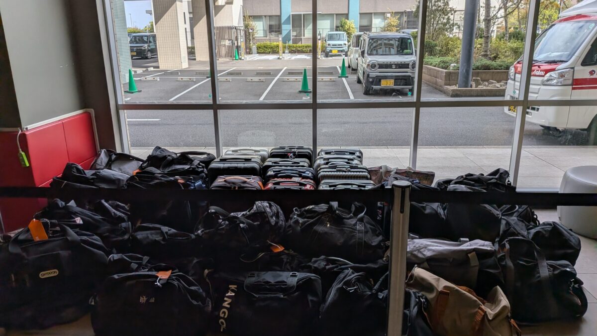 ホテルロビーに集められた修学旅行カバン