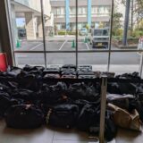 ホテルロビーに集められた修学旅行カバン