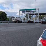 愛知県豊田藤岡インターの料金所付近を走行する赤帽松本運送の車両（長距離配送の様子）