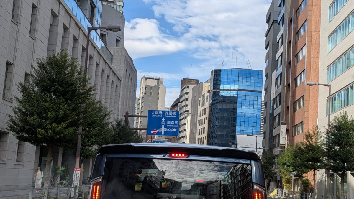 大阪市内へ長距離配送する途中で撮影した道路標識(東京→大阪/赤帽松本運送)