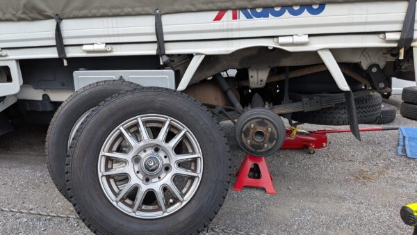 冬季に備えてスタッドレスタイヤへ交換しました｜赤帽松本運送の冬期配送体制