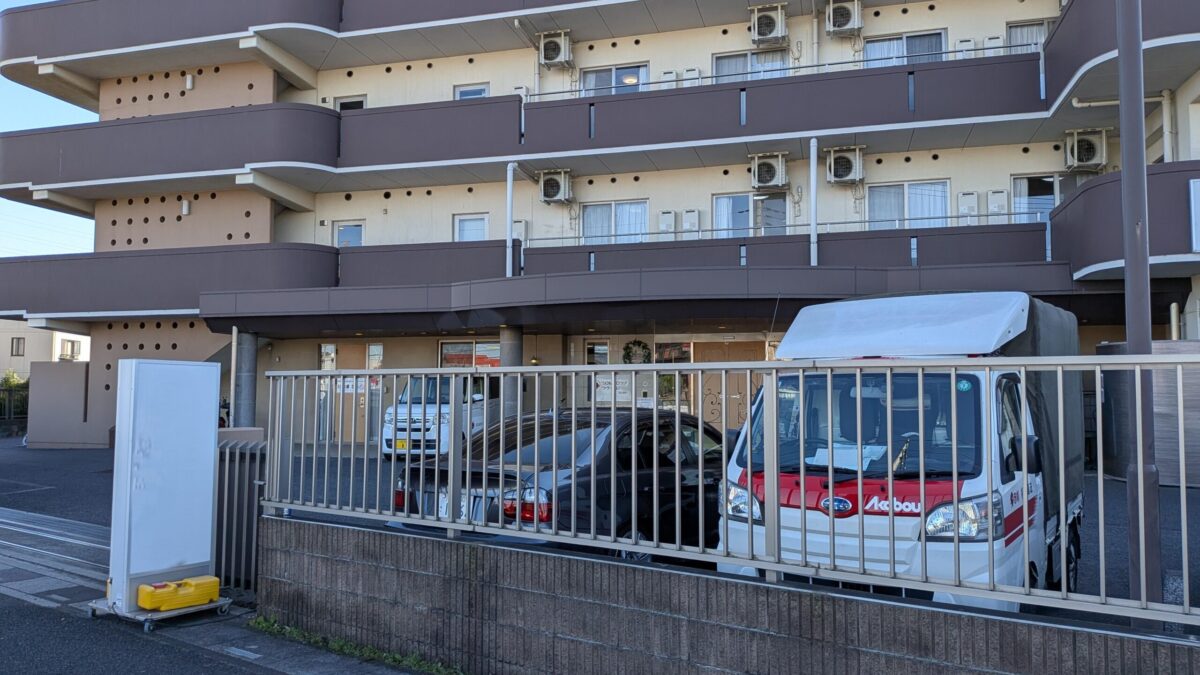 川口市内の老人ホーム前に駐車した赤帽松本運送トラック