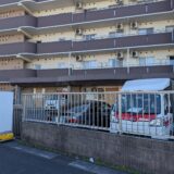 川口市内の老人ホーム前に駐車した赤帽松本運送トラック