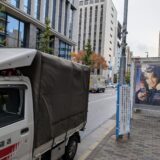 名古屋市中区で建築模型の引取り前に停車している赤帽松本運送トラック