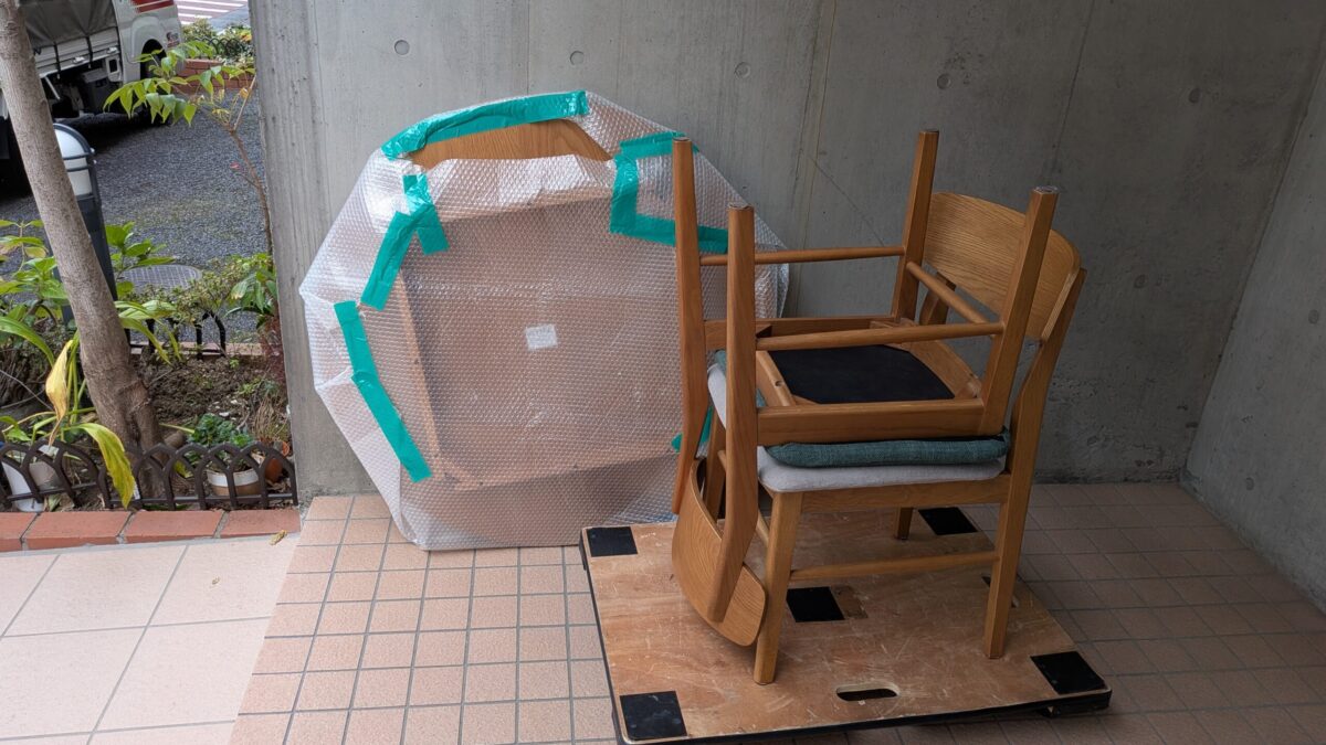 ダイニングチェアを台車に固定し運搬準備した様子