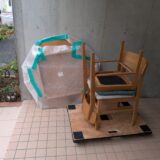 ダイニングチェアを台車に固定し運搬準備した様子