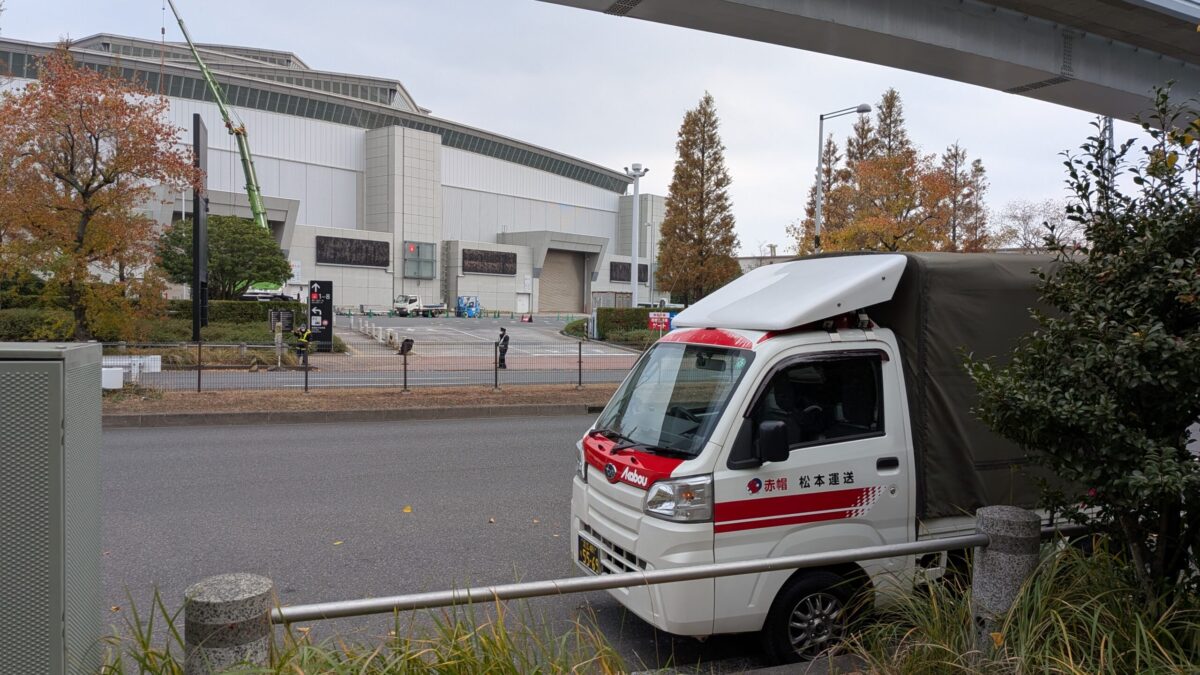 東京ビッグサイト前に停車した赤帽松本運送のトラック