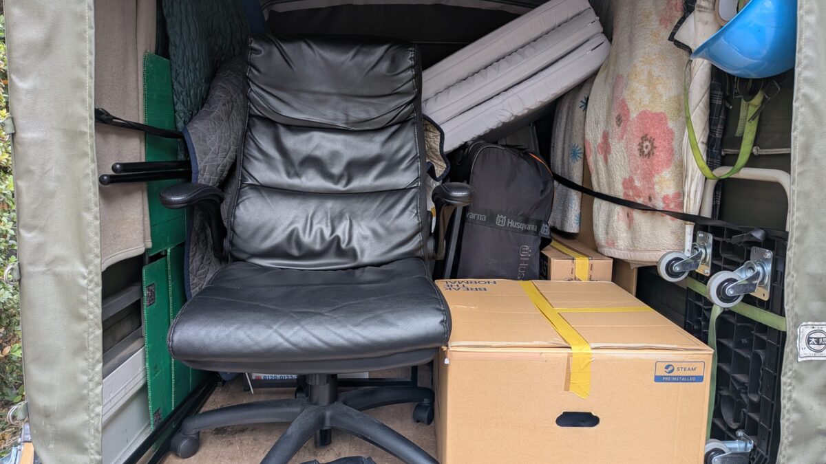 机や椅子、段ボールなどを積み込んだ荷室の様子