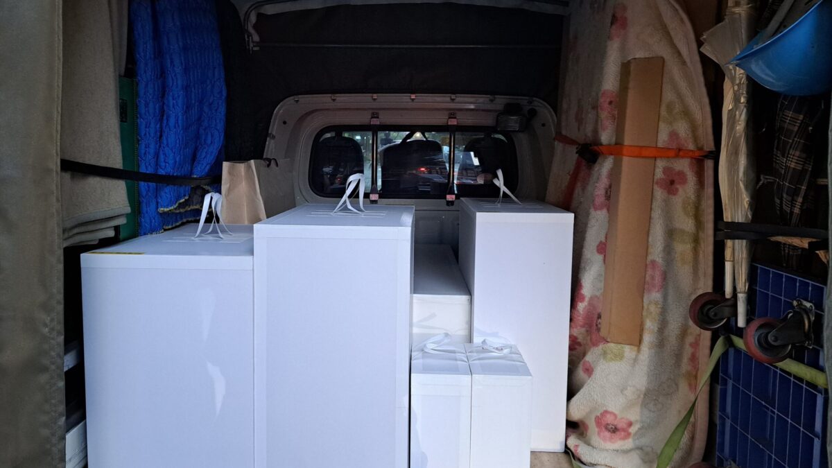 一点ものや試作品を養生し、慎重に積載した赤帽松本運送の配送例