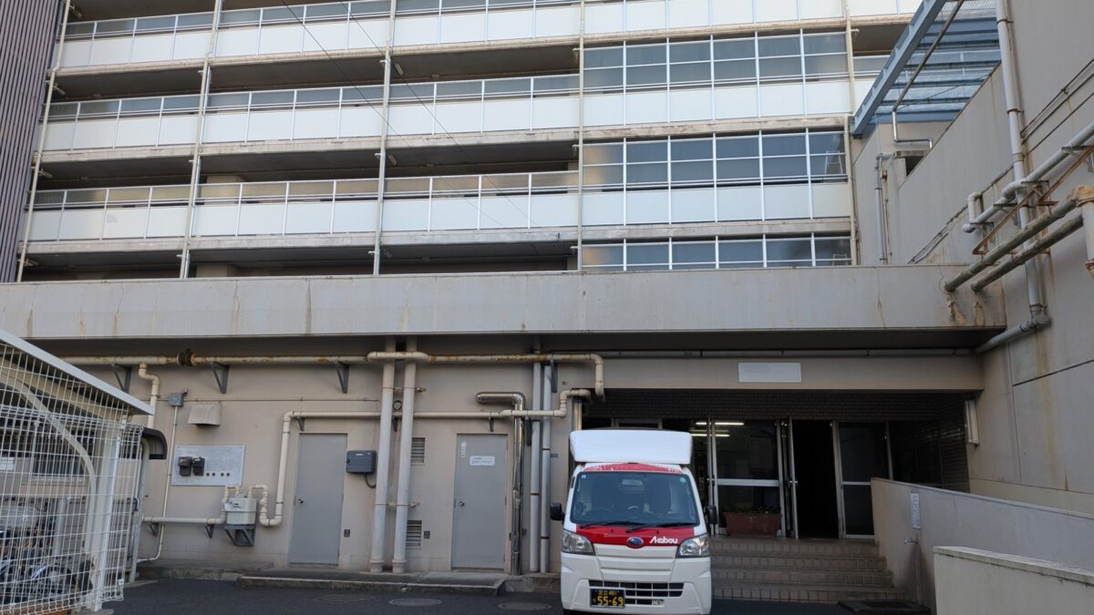 江戸川区の団地で引越しの積み残し荷物回収に伺った赤帽松本運送のトラック