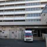 江戸川区の団地で引越しの積み残し荷物回収に伺った赤帽松本運送のトラック