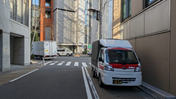 千代田区の企業から江東区の大学へ｜スポットクーラーと小型冷蔵庫の配送事例