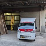 足立区の木工所でキッチン資材を積み込む赤帽トラック