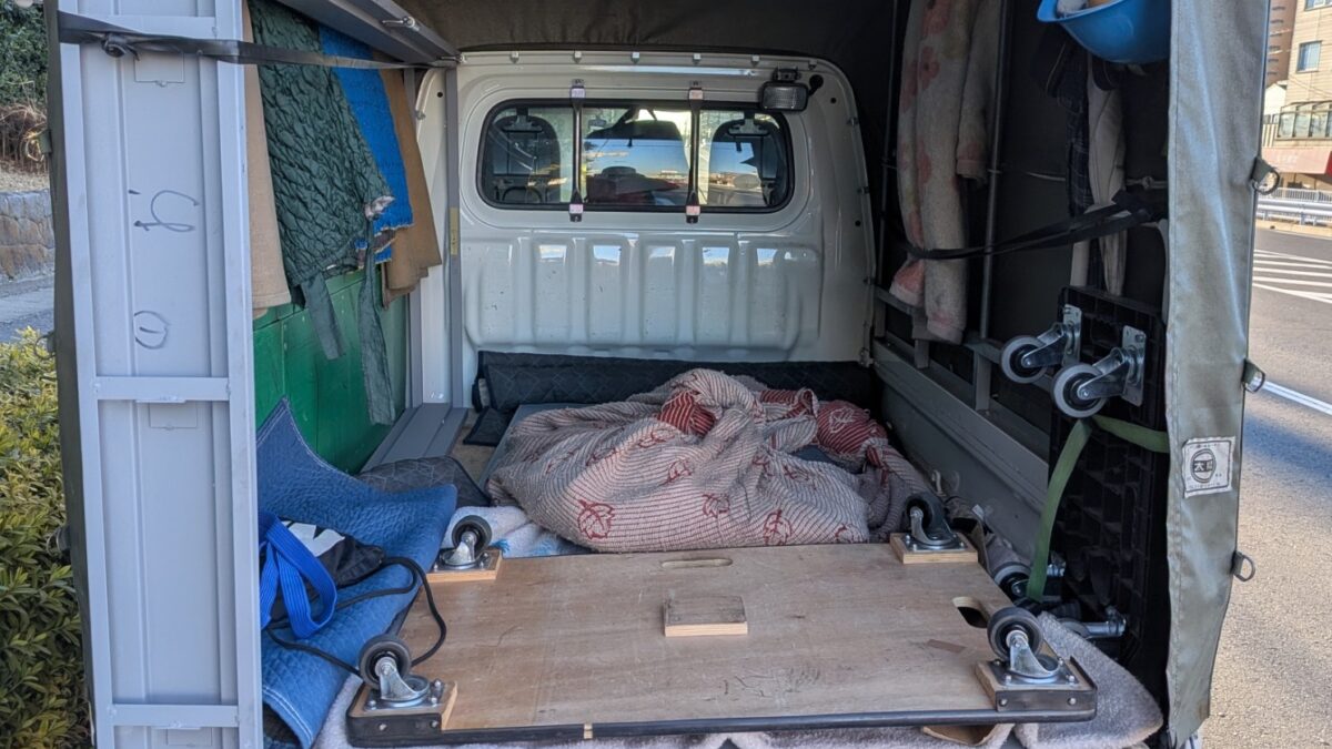 鉄製ドア・ドア枠の積込み例。毛布で養生し、荷崩れしないよう固定した状態