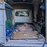 鉄製ドア・ドア枠の積込み例。毛布で養生し、荷崩れしないよう固定した状態