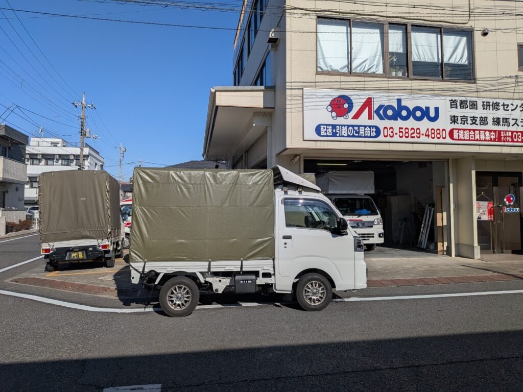 赤帽東京支部でステッカー貼り付け待ち②