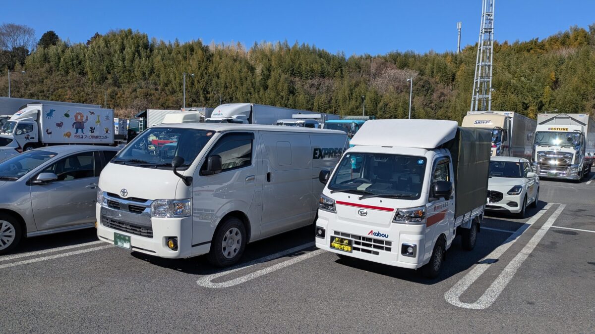 東名・中井パーキングで休憩中の赤帽松本運送トラック（5代目トラック慣らし運転）