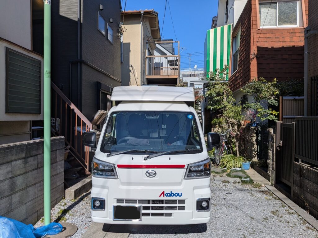 葛飾区のシェアハウスで引越し作業を行う赤帽松本運送のトラック