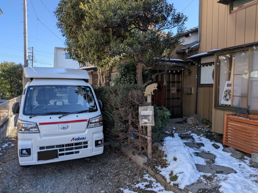 さいたま市浦和区のシェアハウスで荷下ろしを終えた赤帽松本運送のトラック