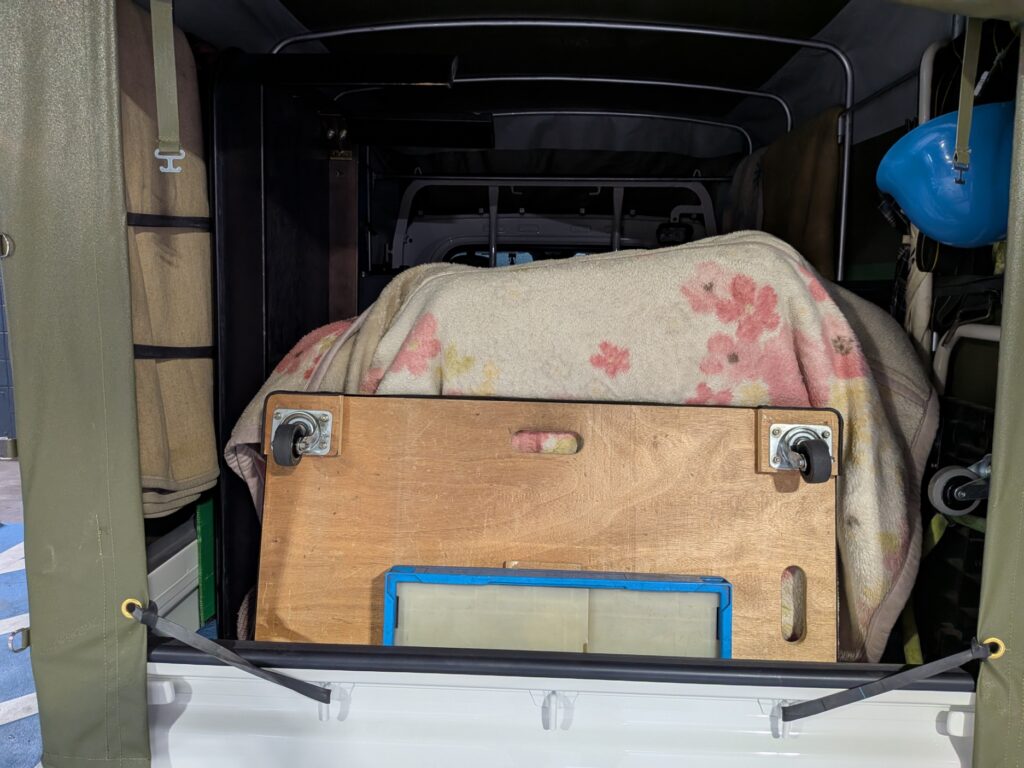 毛布などで養生した応接セットを赤帽車内に積載した様子（ソファー4脚・テーブル）
