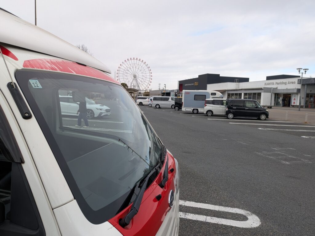 旧赤帽トラックと高速サービスエリア