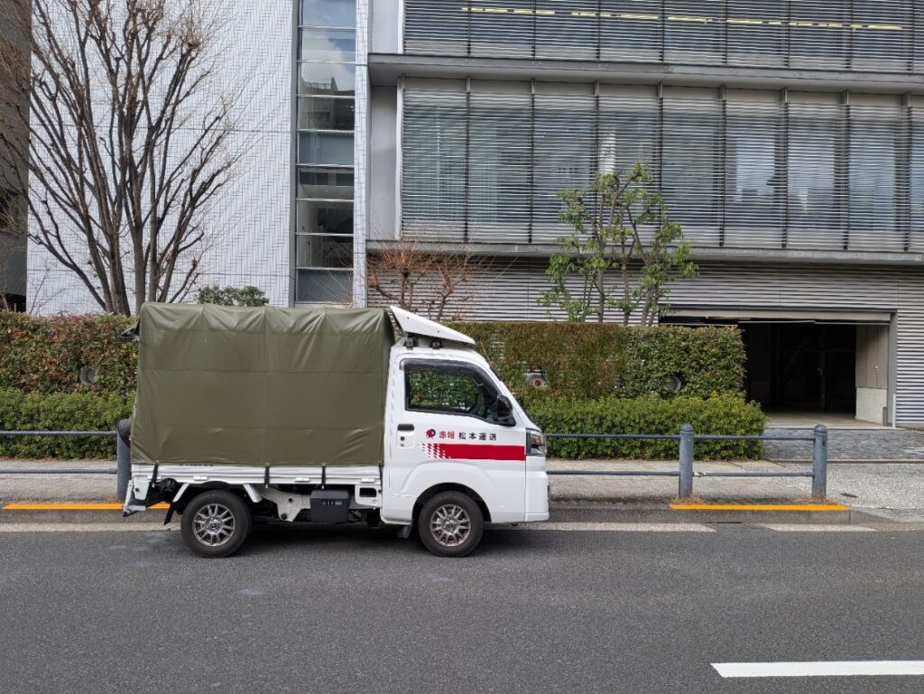 新宿区の設計事務所で建築模型を積込みする赤帽松本運送トラック