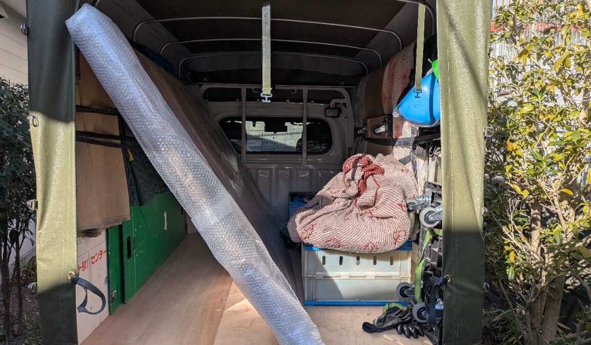 120号の絵画の積込み例(面で支えて荷動きを防止)