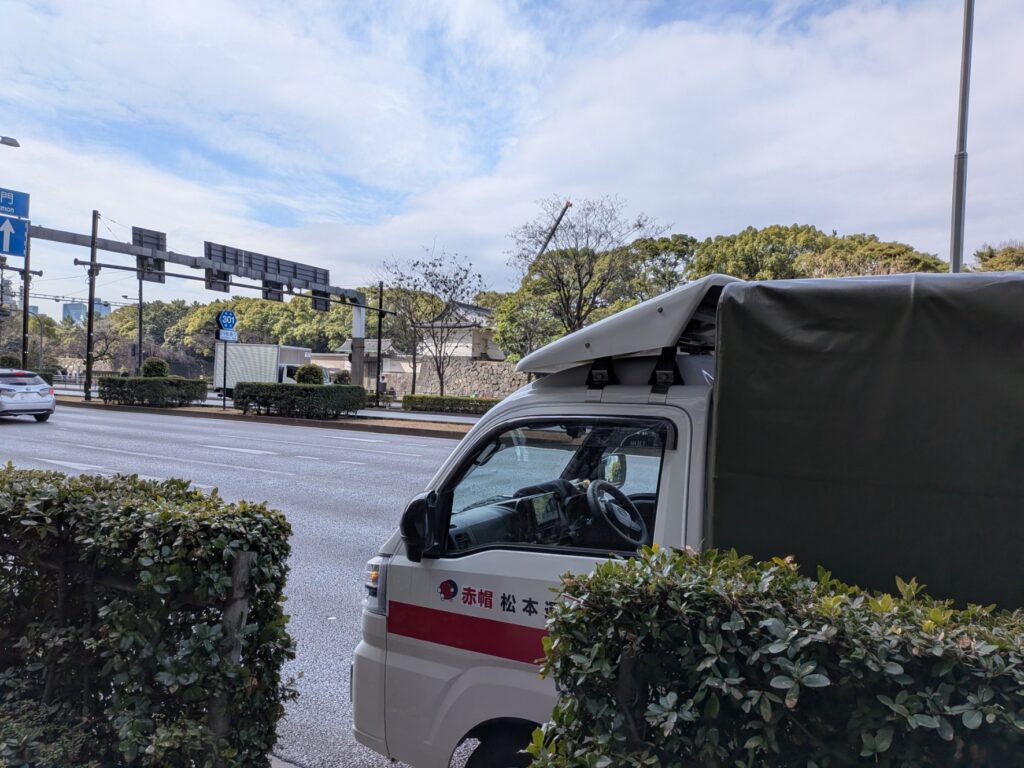 大手町付近で搬入待機中の赤帽松本運送の軽トラック